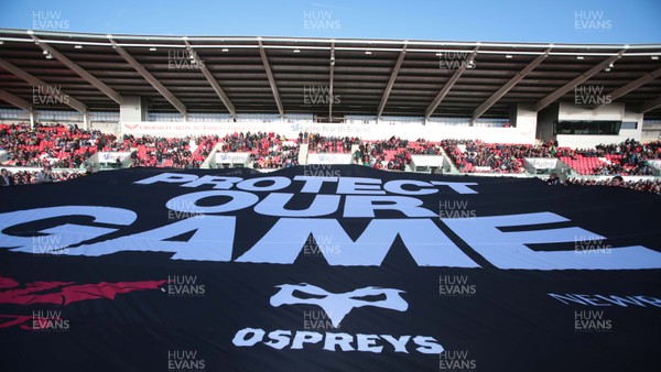 261213 - Scarlets v Ospreys - RaboDirect PRO12 -Fans protest before kick off