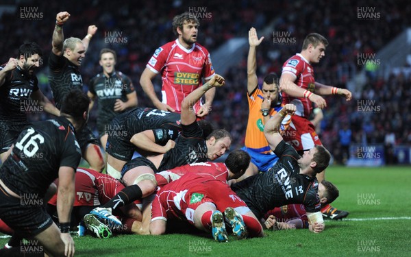 261213 - Scarlets v Ospreys - RaboDirect PRO12 -Ospreys players celebrate Ian Evans try