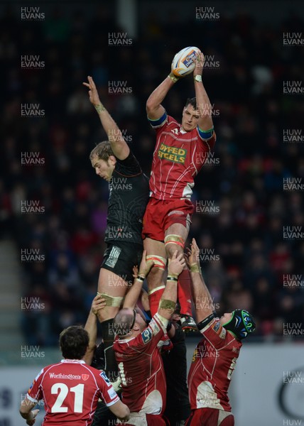 261213 - Scarlets v Ospreys - RaboDirect PRO12 -Alun Wyn Jones of Ospreys and Aaron Shingler of Scarlets compete for line out ball