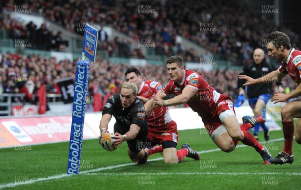 261213 - Scarlets v Ospreys - RaboDirect PRO12 -Hano Dirksen of Ospreys scores a try which is disallowed