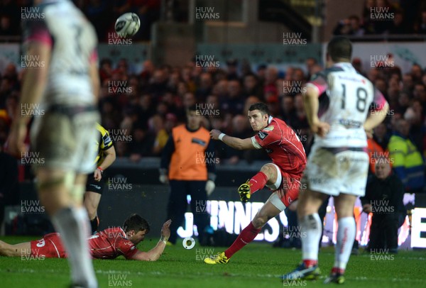 261215 - Scarlets v Ospreys - Guinness PRO12 -Steve Shingler of Scarlets kicks the last penalty but misses