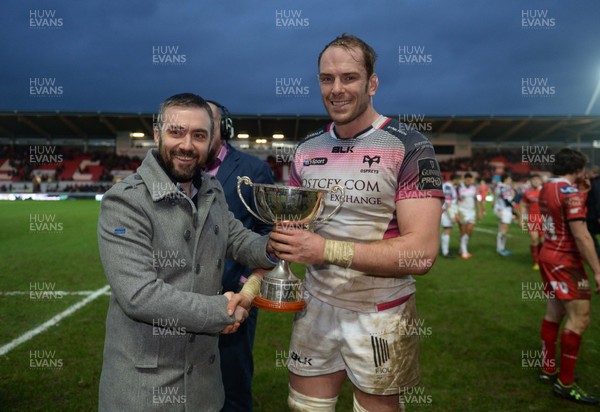 261215 - Scarlets v Ospreys - Guinness PRO12 -Alun Wyn Jones of Ospreys receives the South Wales Evening Post Cup