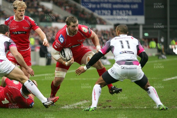 261225 - Scarlets v Ospreys - GuinnessPro12 - Morgan Allen of Scarlets takes on Eli Walker of Ospreys