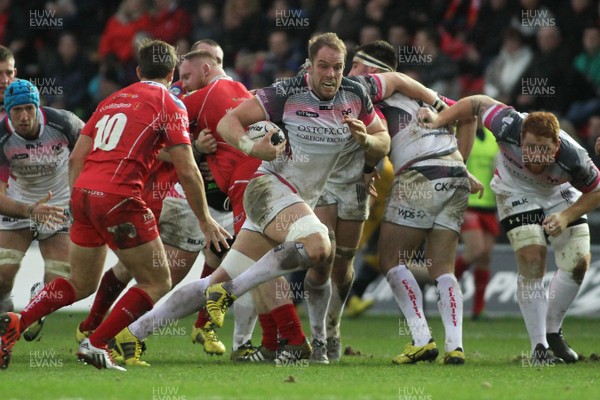 261225 - Scarlets v Ospreys - GuinnessPro12 - Alun Wyn Jones of Ospreys takes on Aled Thomas of Scarlets