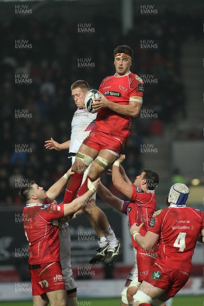 261225 - Scarlets v Ospreys - GuinnessPro12 - Lewis Rawlins of Scarlets wins lineout ball