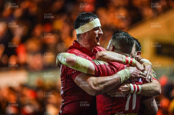 261217 - Scarlets v Ospreys - Guinness PRO14 - Steff Evans of the Scarlets celebrates his try with team mates