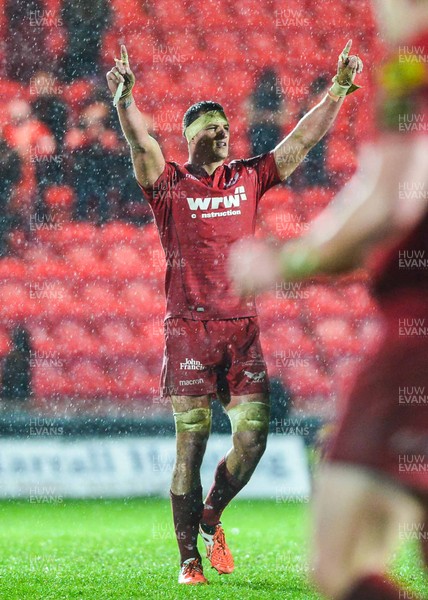 261217 - Scarlets v Ospreys - Guinness PRO14 - Aaron Shingler of the Scarlets celebrates at the end off the game 