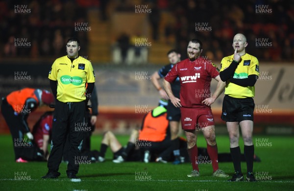 261217 - Scarlets v Ospreys - Guinness PRO14 - Assistant Referee Ben Whitehouse, Ken Owens of Scarlets and Referee Ian Davies watch the big screen while Steff Evans of Scarlets and Ben John of Ospreys are treated