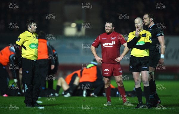 261217 - Scarlets v Ospreys - Guinness PRO14 - Assistant Referee Ben Whitehouse, Ken Owens of Scarlets, Referee Ian Davies and Alun Wyn Jones of Ospreys watch the big screen while Steff Evans of Scarlets and Ben John of Ospreys are treated