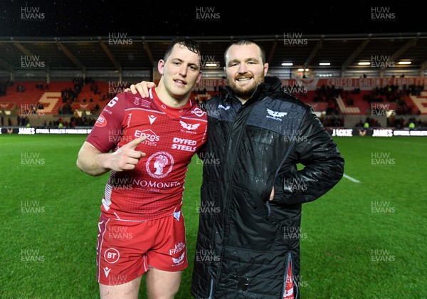 261219 - Scarlets v Ospreys - Guinness PRO14 - Ryan Elias and Ken Owens of Scarlets at the end of the game