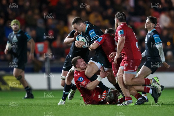261223 - Scarlets v Ospreys - United Rugby Championship - George North of Ospreys on the charge