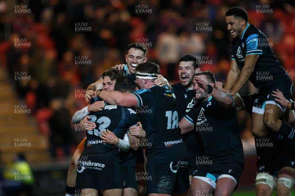 261223 - Scarlets v Ospreys - United Rugby Championship - Ospreys celebrate after Jack Walsh scores a try