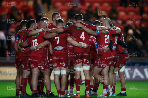 261223 - Scarlets v Ospreys - United Rugby Championship - Scarlets go into a huddle at the end of the match