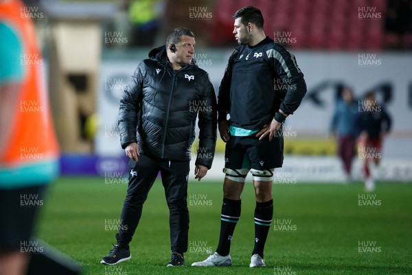 261223 - Scarlets v Ospreys - United Rugby Championship - Ospreys head coach Toby Booth talks with Rhys Davies of Ospreys during the warm up