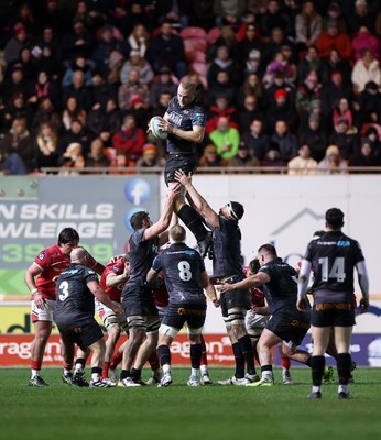 261225 - Scarlets v Ospreys - United Rugby Championship - Huw Sutton of Ospreys wins the line out