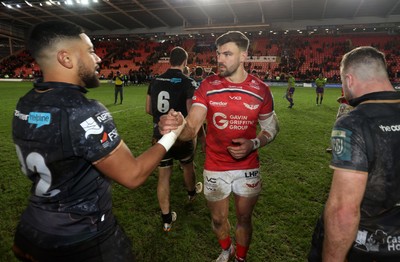261225 - Scarlets v Ospreys - United Rugby Championship - Phil Cokanasiga of Ospreys and Johnny Williams of Scarlets at full time