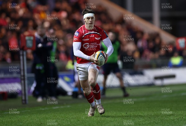 261225 - Scarlets v Ospreys - United Rugby Championship - Tom Rogers of Scarlets 