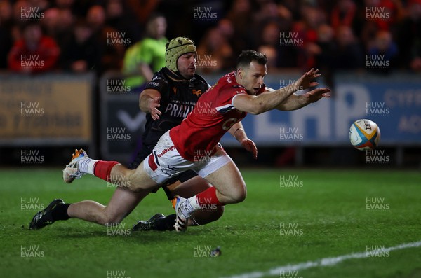 261225 - Scarlets v Ospreys - United Rugby Championship - Gareth Davies of Scarlets can�t get to the ball quick enough to ground it