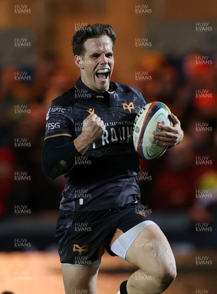 261225 - Scarlets v Ospreys - United Rugby Championship - Kieran Hardy of Ospreys runs in to score a try