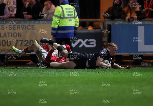 261225 - Scarlets v Ospreys - United Rugby Championship - Iestyn Hopkins of Ospreys scores a try
