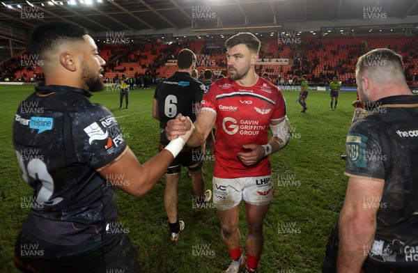 261225 - Scarlets v Ospreys - United Rugby Championship - Phil Cokanasiga of Ospreys and Johnny Williams of Scarlets at full time
