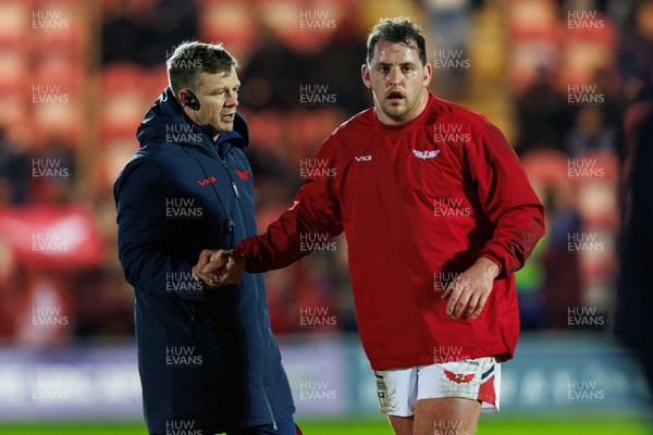 261225 - Scarlets v Ospreys - United Rugby Championship - Scarlets head coach Dwayne Peel and Ryan Elias of Scarlets during the warm up