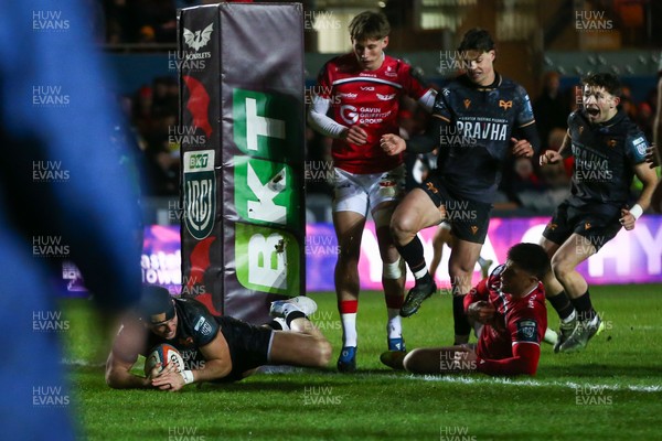261225 - Scarlets v Ospreys - United Rugby Championship - Owen Watkin of Ospreys scores a try