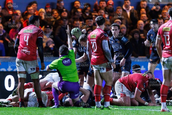 261225 - Scarlets v Ospreys - United Rugby Championship - Referee Ben Whitehouse awards a try scored by Dewi Lake of Ospreys