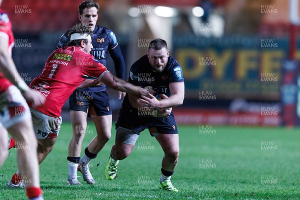 261225 - Scarlets v Ospreys - United Rugby Championship - Steffan Thomas of Ospreys takes on Alec Hepburn of Scarlets