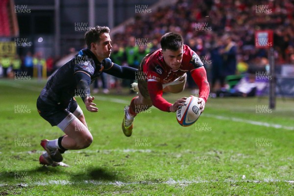 261225 - Scarlets v Ospreys - United Rugby Championship - Joe Roberts of Scarlets scores a try despite the tackle of Kieran Hardy of Ospreys