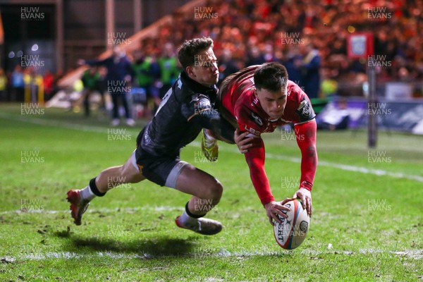 261225 - Scarlets v Ospreys - United Rugby Championship - Joe Roberts of Scarlets scores a try despite the tackle of Kieran Hardy of Ospreys