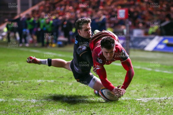 261225 - Scarlets v Ospreys - United Rugby Championship - Joe Roberts of Scarlets scores a try despite the tackle of Kieran Hardy of Ospreys