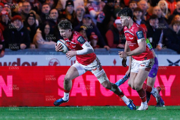 261225 - Scarlets v Ospreys - United Rugby Championship - Ellis Mee of Scarlets
