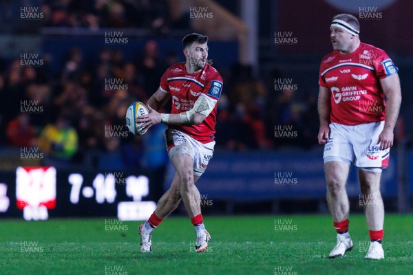 261225 - Scarlets v Ospreys - United Rugby Championship - Johnny Williams of Scarlets