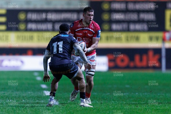 261225 - Scarlets v Ospreys - United Rugby Championship - Jarrod Taylor of Scarlets takes on Keelan Giles of Ospreys