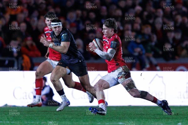 261225 - Scarlets v Ospreys - United Rugby Championship - Ellis Mee of Scarlets on the attack