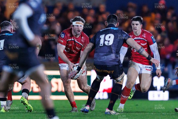 261225 - Scarlets v Ospreys - United Rugby Championship - Alec Hepburn of Scarlets passes the ball