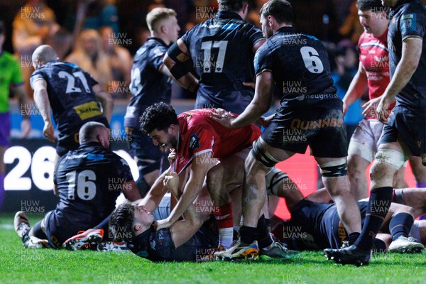 261225 - Scarlets v Ospreys - United Rugby Championship - Elis Price of Scarlets and Dan Edwards of Ospreys scuffle