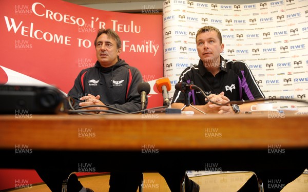 28.09.10 - Scarlets and Ospreys Press Conference - Scarlets head coach Nigel Davies and Ospreys head coach Sean Holley ahead of their sides match on Saturday. 