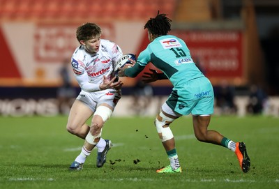 100126 - Scarlets v Section Paloise - Investec Champions Cup - Ellis Mee of Scarlets is challenged by Theo Attissogbe of Pau 