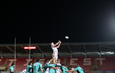 100126 - Scarlets v Section Paloise - Investec Champions Cup - Taine Plumtree of Scarlets wins the line out