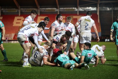 100126 - Scarlets v Section Paloise - Investec Champions Cup - Josh Macleod of Scarlets goes over the line to score a try