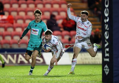 100126 - Scarlets v Section Paloise - Investec Champions Cup - Archie Hughes of Scarlets dives over the line to score a try