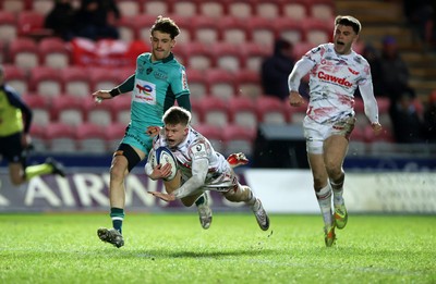 100126 - Scarlets v Section Paloise - Investec Champions Cup - Archie Hughes of Scarlets dives over the line to score a try