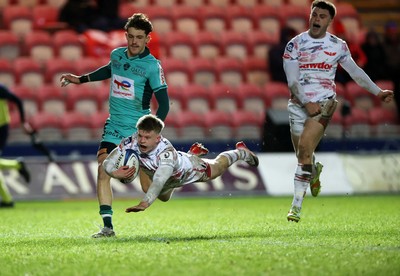 100126 - Scarlets v Section Paloise - Investec Champions Cup - Archie Hughes of Scarlets dives over the line to score a try