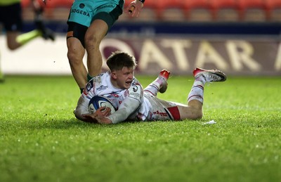 100126 - Scarlets v Section Paloise - Investec Champions Cup - Archie Hughes of Scarlets dives over the line to score a try
