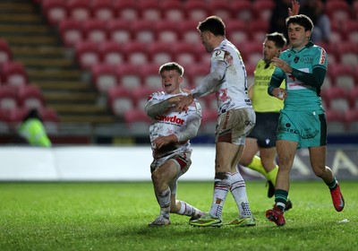 100126 - Scarlets v Section Paloise - Investec Champions Cup - Archie Hughes of Scarlets celebrates scoring a try with team mates