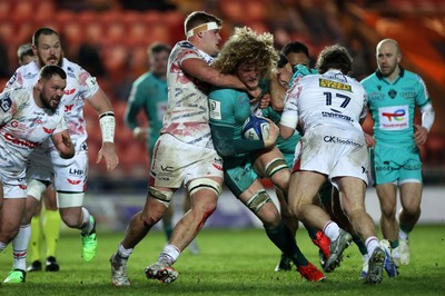 100126 - Scarlets v Section Paloise - Investec Champions Cup - Thomas Jolmes of Pau is tackled by Taine Plumtree of Scarlets 
