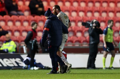 100126 - Scarlets v Section Paloise - Investec Champions Cup - Jake Ball of Scarlets leaves the field injured