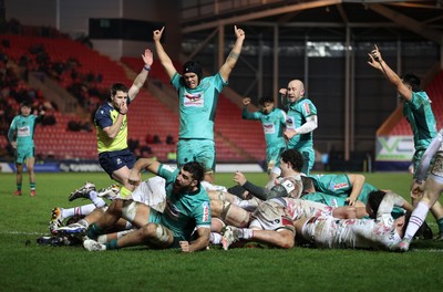 100126 - Scarlets v Section Paloise - Investec Champions Cup - Remi Seneca of Pau celebrates with team mates as he scores a try